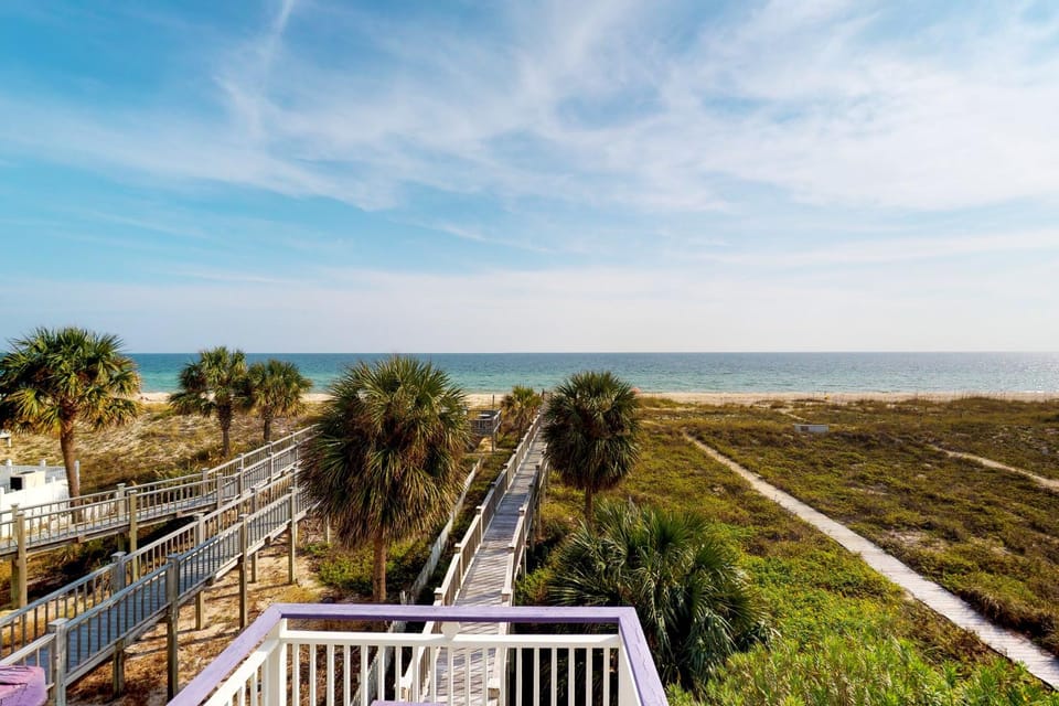 Dog-friendly beachfront home with a washer&dryer central AC beach access House in Saint George Island