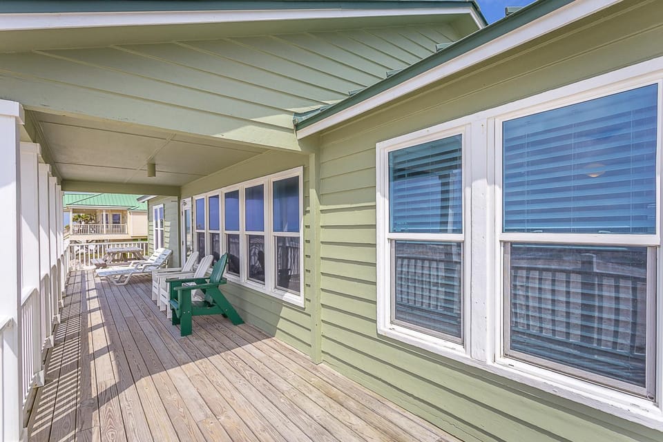Dog-friendly beachfront bungalow with gorgeous views outdoor shower and deck House in Saint George Island