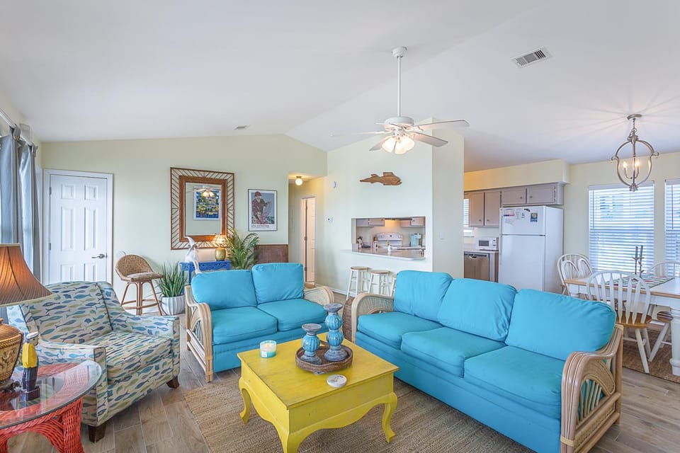 Dog-friendly beachfront bungalow with gorgeous views outdoor shower and deck House in Saint George Island
