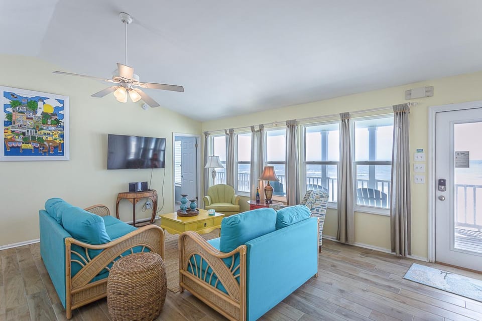 Dog-friendly beachfront bungalow with gorgeous views outdoor shower and deck House in Saint George Island