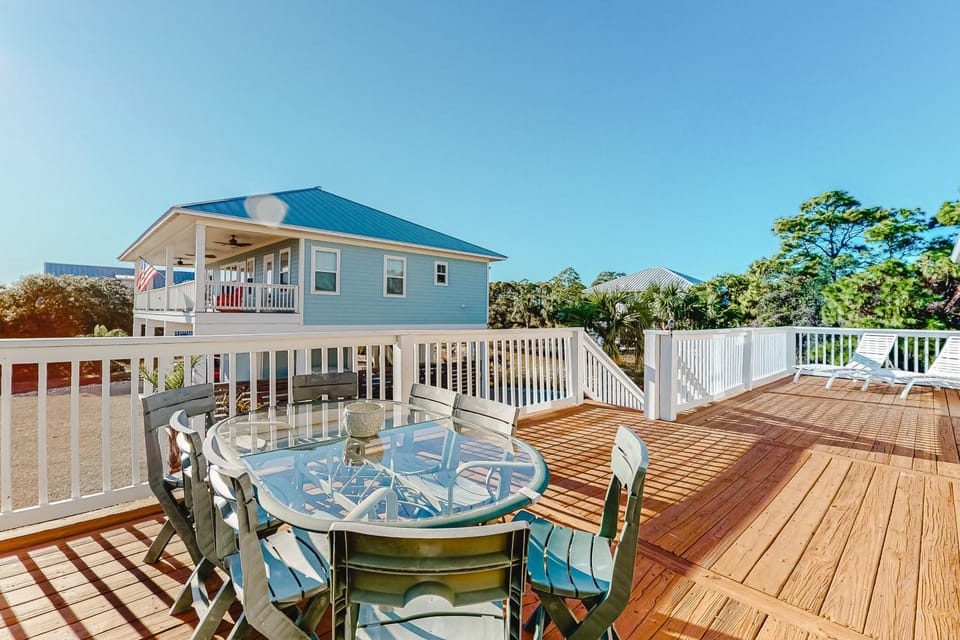 Dog & wedding-friendly home with private pool bikes & beach gear House in Saint George Island