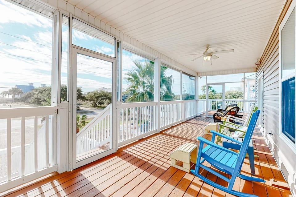 Dog & wedding-friendly home with private pool bikes & beach gear House in Saint George Island