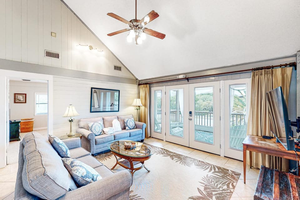 Coastal home with deck screened porch central AC & washer&dryer - near beach House in Saint George Island