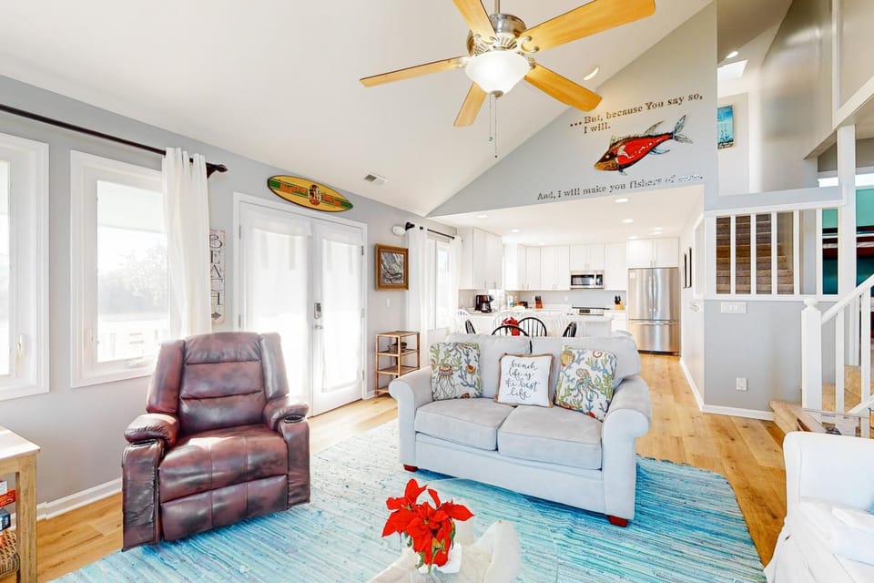 Coastal hideaway with a hot tub outdoor shower firepit & deck - dog-friendly House in Saint George Island
