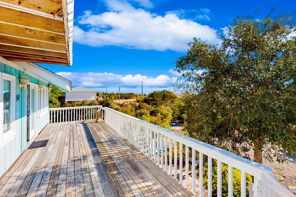 Coastal hideaway with a hot tub outdoor shower firepit & deck - dog-friendly House in Saint George Island