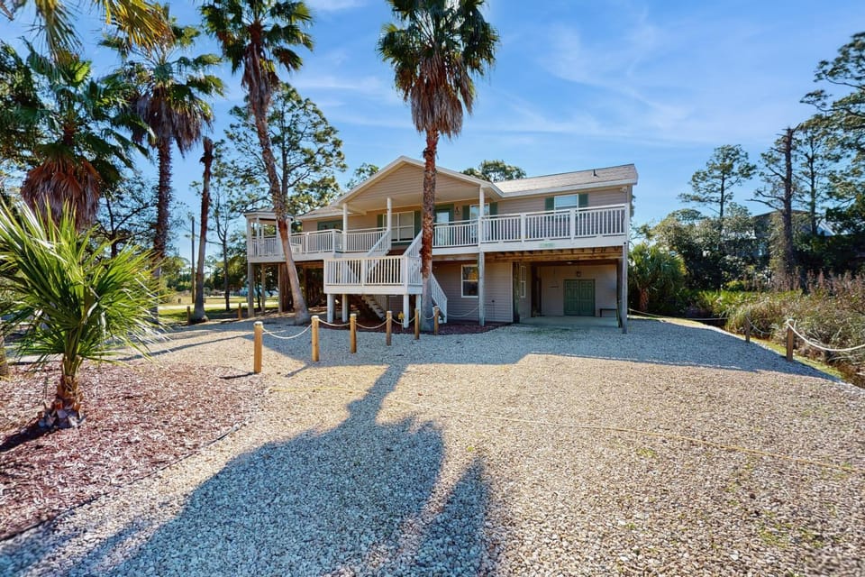 Gorgeous coastal home with full kitchen close to beach House in Saint George Island