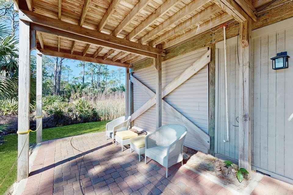 Gorgeous coastal home with full kitchen close to beach House in Saint George Island