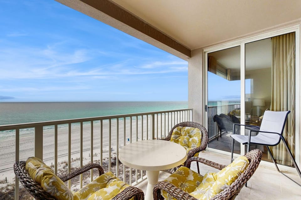 Coastal condo with Gulf views Shared pool washer and dryer Wifi House in Okaloosa Island