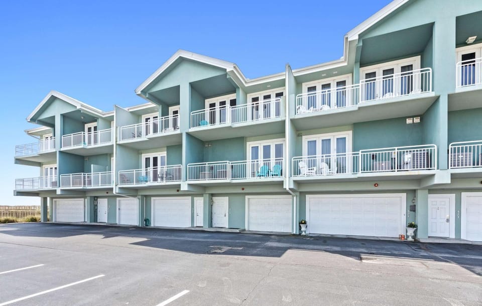 Gorgeous Gulf front townhome Gas grill and beach access House in Pensacola Beach