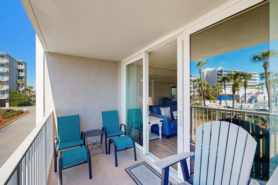 Gorgeous beach view condo Shared pool and Beach access House in Lower Grand Lagoon