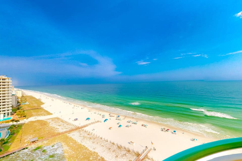 Newly renovated Gulf-Front Condo with Beach Access Shared Pools Hot Tub Free WiFi House in Perdido Key