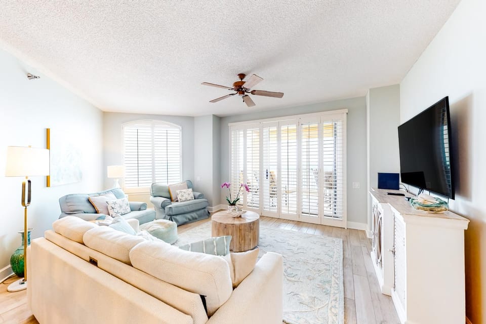 Newly renovated Gulf-Front Condo with Beach Access Shared Pools Hot Tub Free WiFi House in Perdido Key