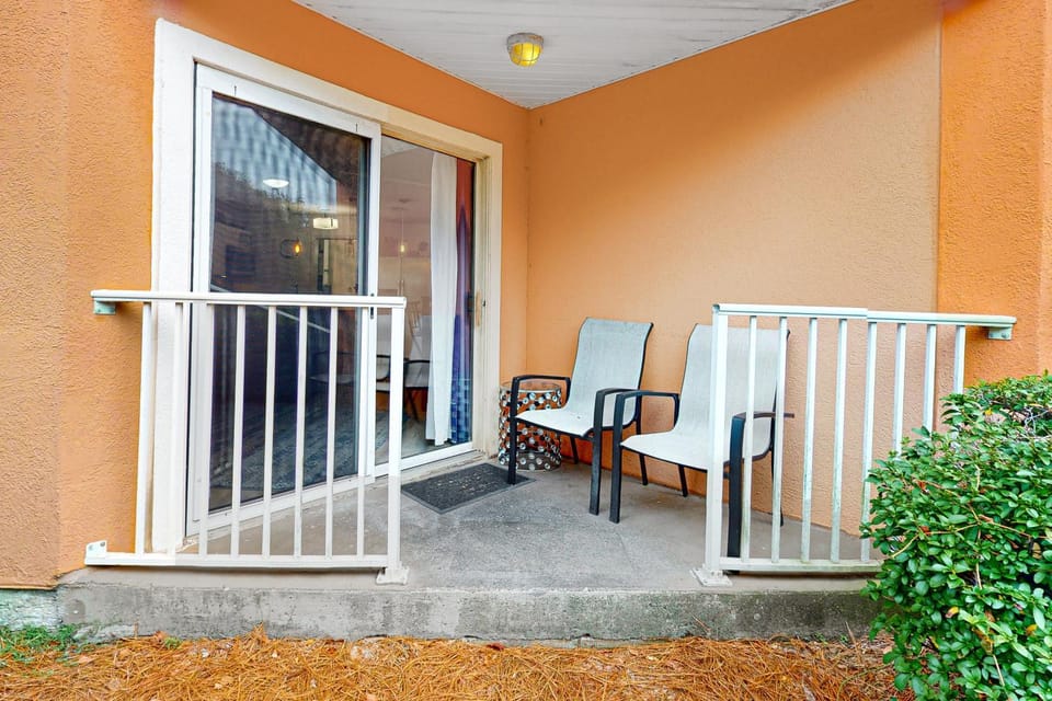 Renovated ground-floor condo near beach with pool &private patio House in Miramar Beach