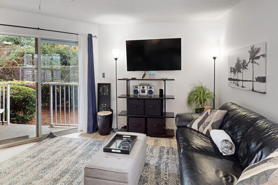 Renovated ground-floor condo near beach with pool &private patio House in Miramar Beach