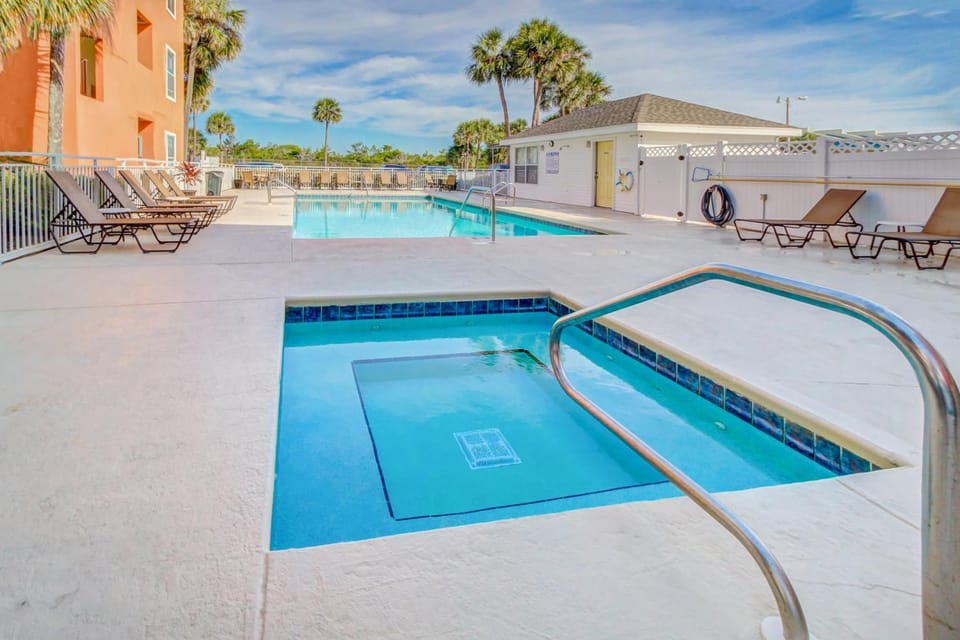 Renovated ground-floor condo near beach with pool &private patio House in Miramar Beach