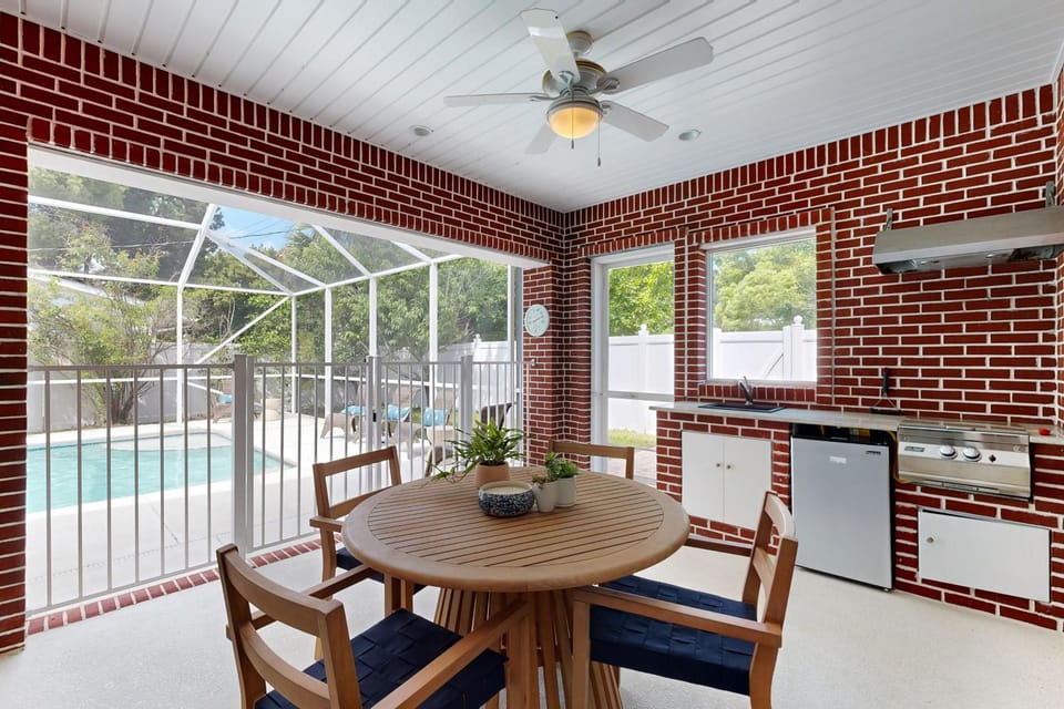 Lovely house with private saltwater pool & screened lanai - snowbird-friendly House in Fort Walton Beach