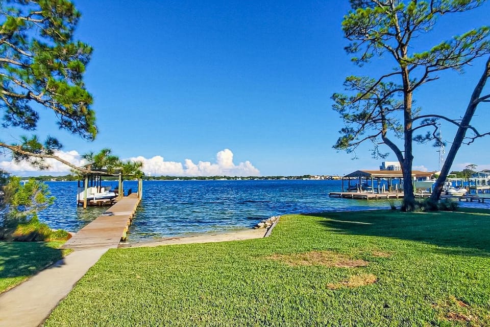 Gorgeous waterfront coastal cottage with dock Wifi & private washer&dryer House in Fort Walton Beach