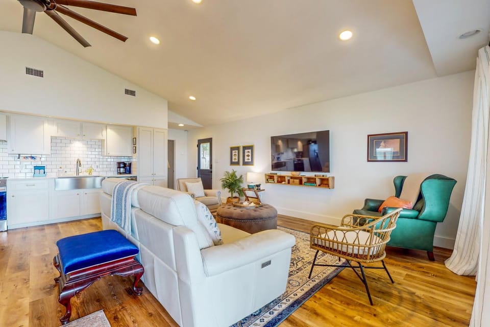 Gorgeous waterfront coastal cottage with dock Wifi & private washer&dryer House in Fort Walton Beach