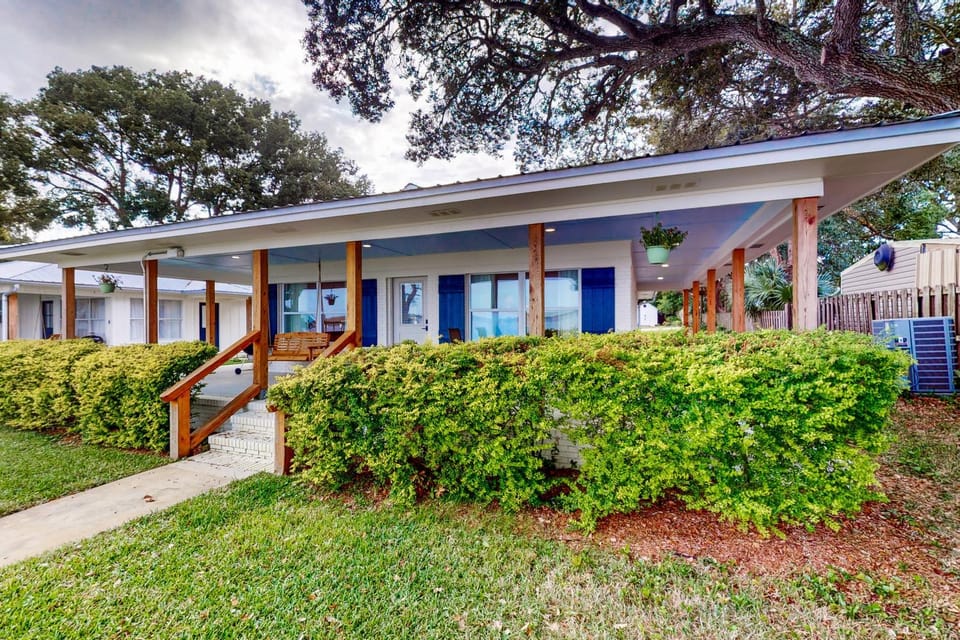 Gorgeous waterfront coastal cottage with dock Wifi & private washer&dryer House in Fort Walton Beach