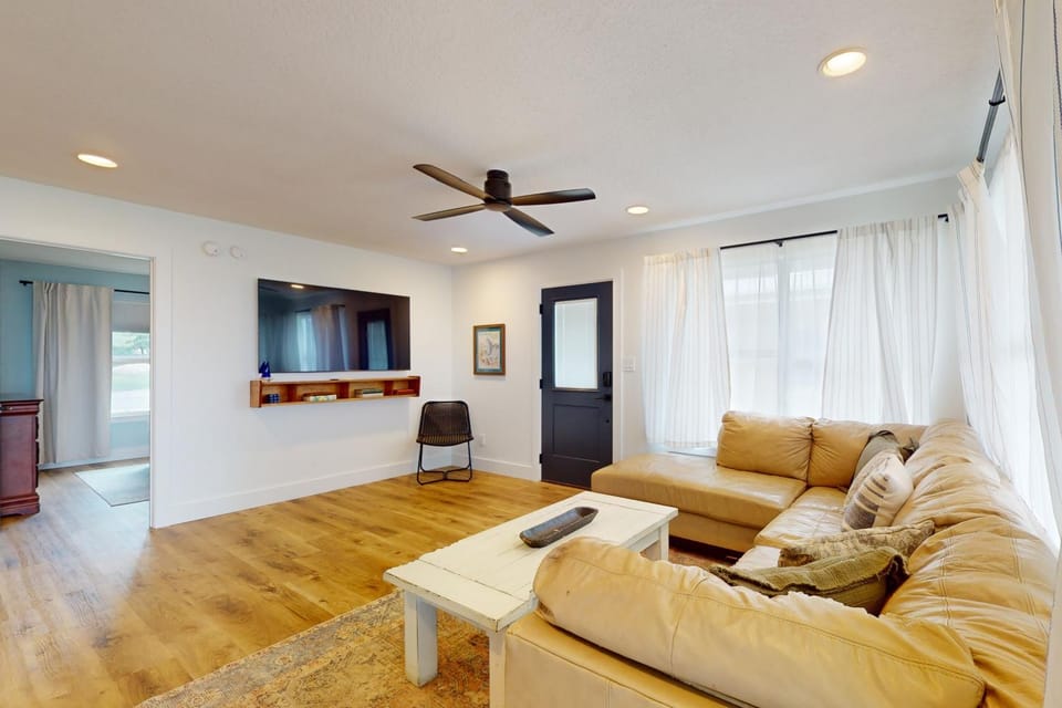 Cozy waterfront cottage pet friendly with AC deck and shared dock House in Fort Walton Beach