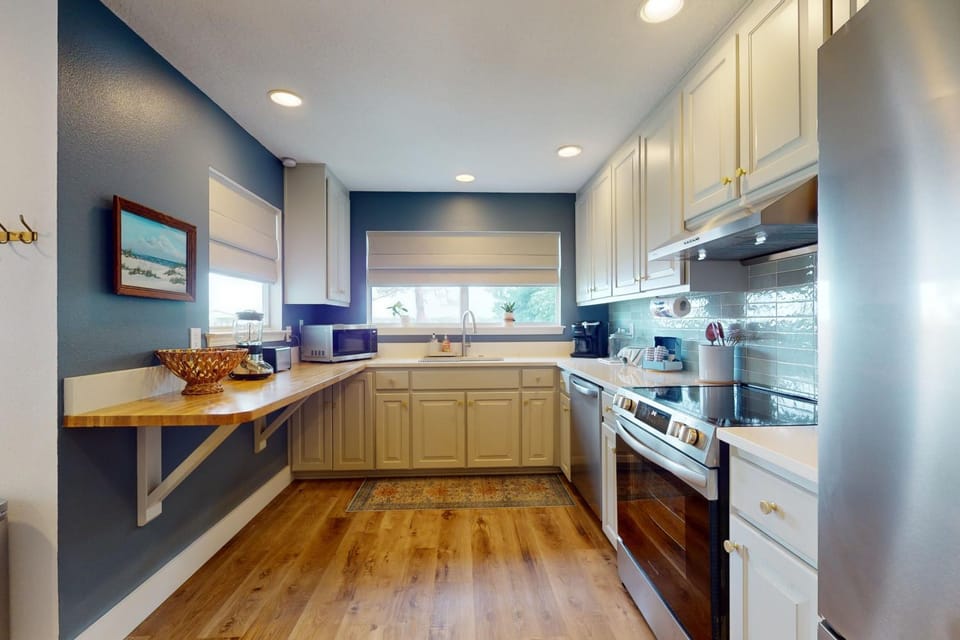 Cozy waterfront cottage pet friendly with AC deck and shared dock House in Fort Walton Beach
