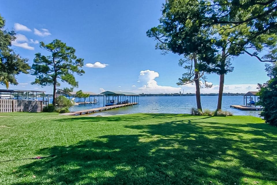Cozy waterfront cottage pet friendly with AC deck and shared dock House in Fort Walton Beach