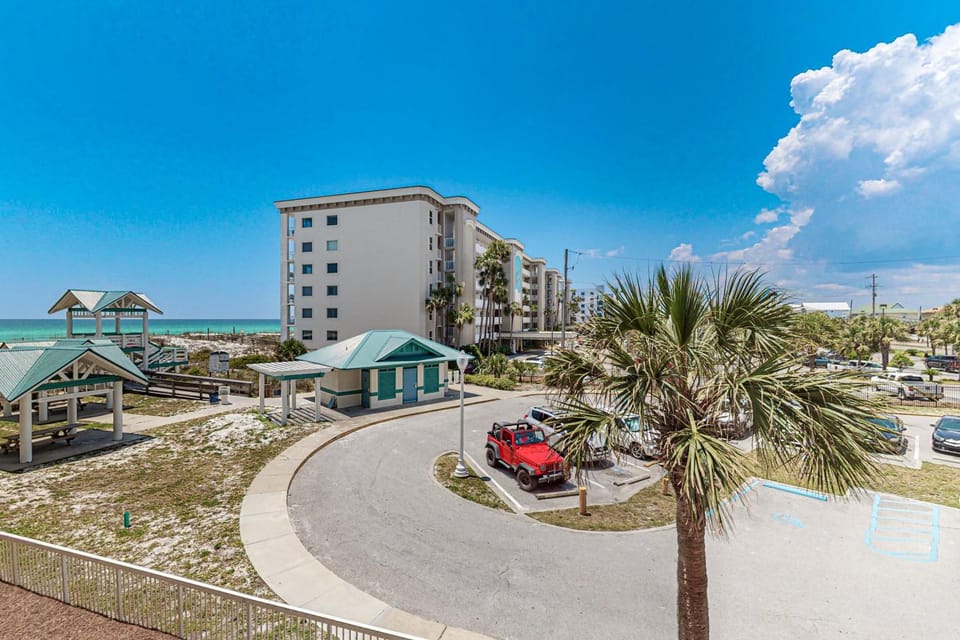 Nice 2nd Floor Condo Partial Gulf View Nearby Shopping & Dining House in Okaloosa Island
