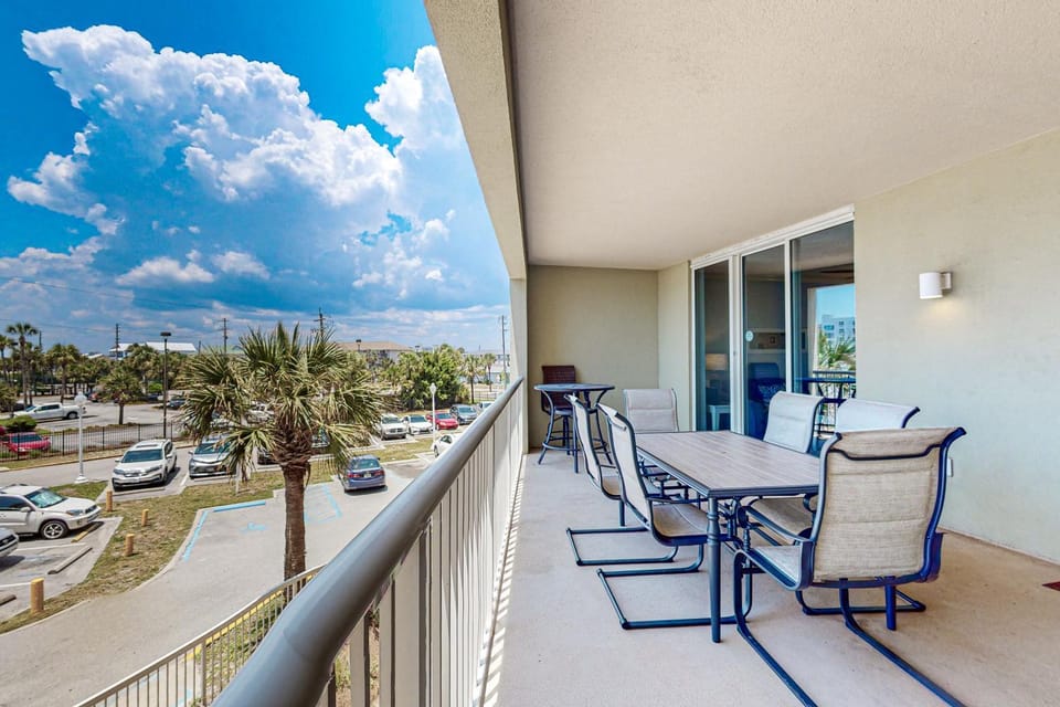 Nice 2nd Floor Condo Partial Gulf View Nearby Shopping & Dining House in Okaloosa Island