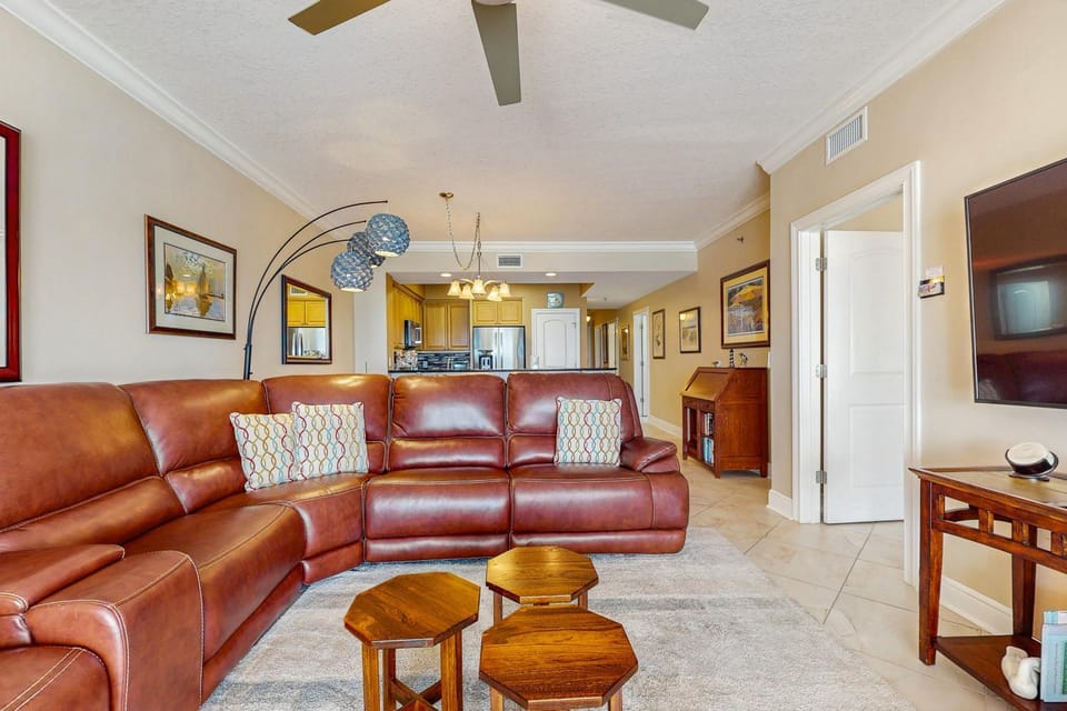 Roomy beachfront condo with full kitchen shared pool and beach access House in Okaloosa Island