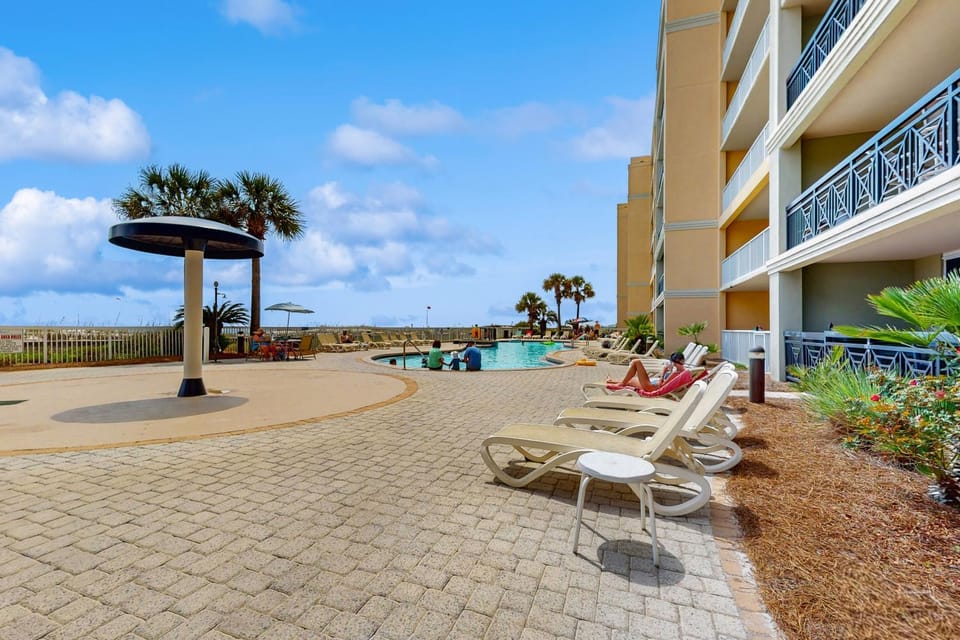 Roomy beachfront condo with full kitchen shared pool and beach access House in Okaloosa Island