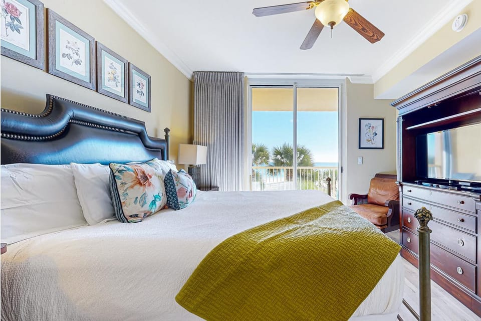 Beautiful coastal retreat with water view beach access & shared pool hot tub House in Okaloosa Island