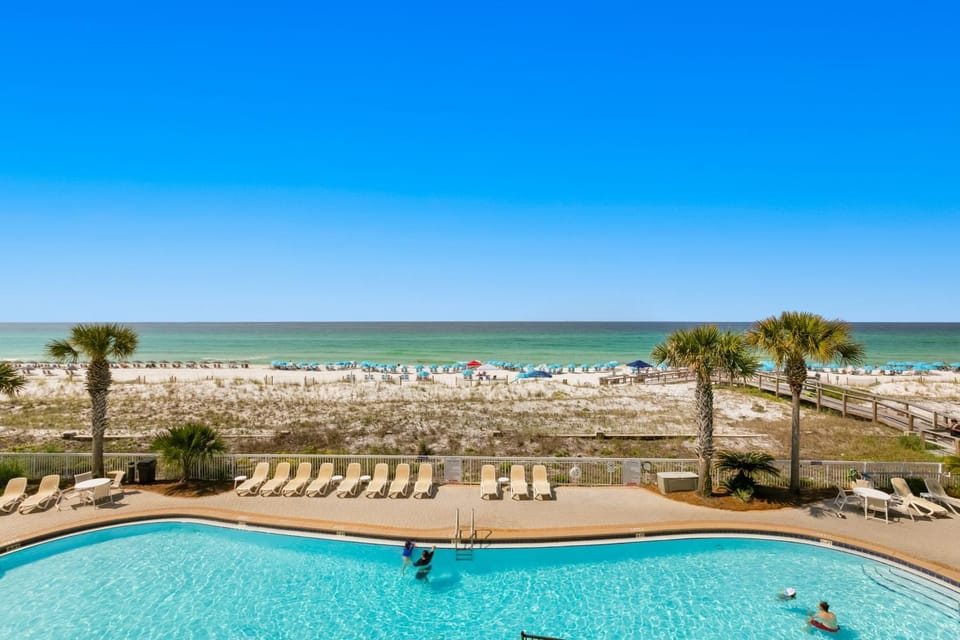 Beachfront condo with a pool & hot tub plus a washer&dryer & central AC House in Okaloosa Island