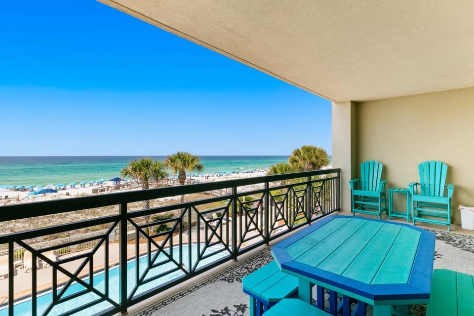 Beachfront condo with a pool & hot tub plus a washer&dryer & central AC House in Okaloosa Island