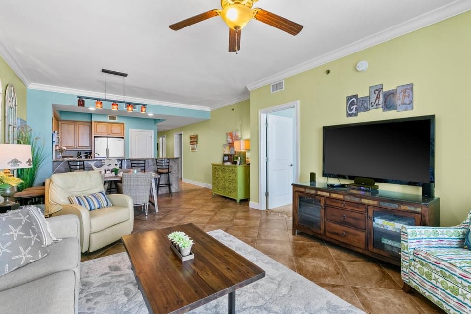 Beachfront condo with a pool & hot tub plus a washer&dryer & central AC House in Okaloosa Island