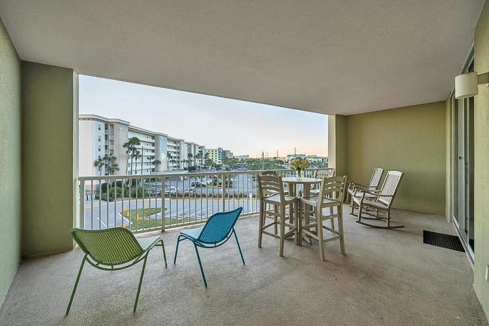 Luxury condo with on-site pools and a convenient central location House in Okaloosa Island