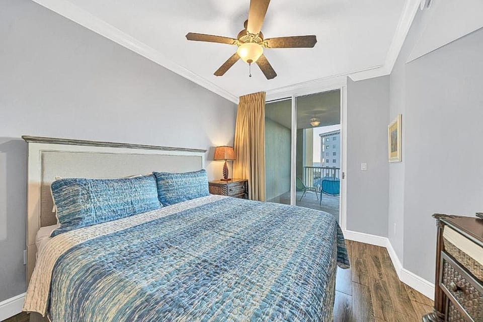 Luxury condo with on-site pools and a convenient central location House in Okaloosa Island