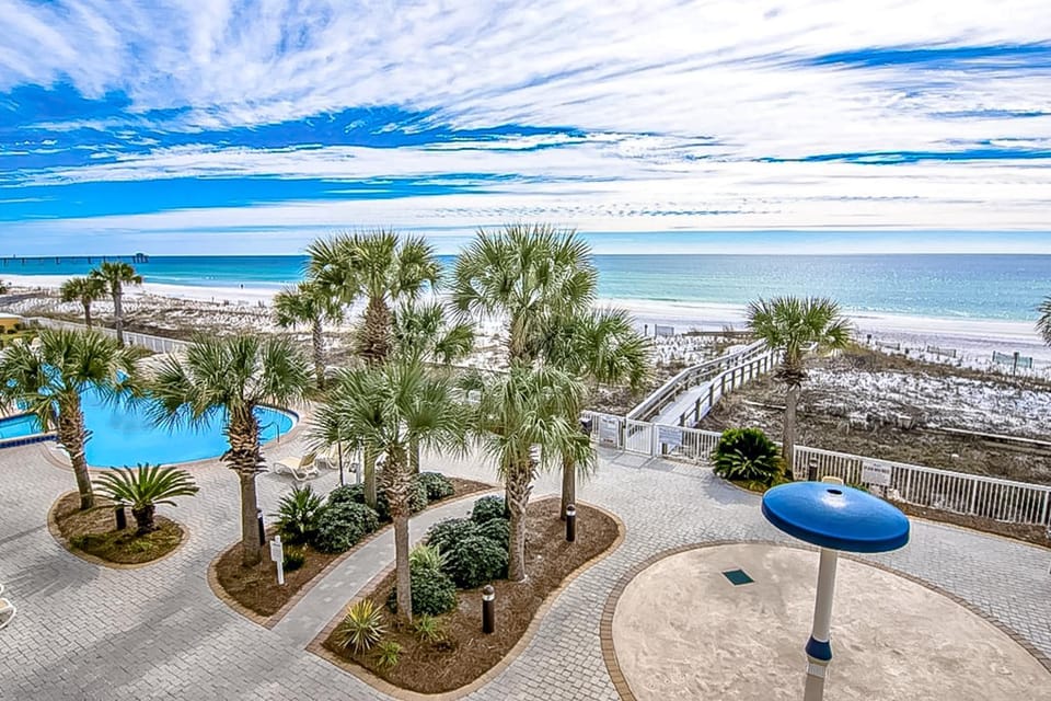 4th-Floor Azure Condo with Free WiFi Beach Service Gulf View Shared Pool Hot Tub House in Okaloosa Island