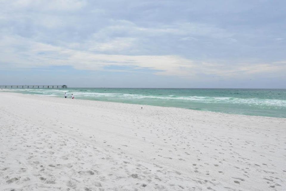 4th-Floor Azure Condo with Free WiFi Beach Service Gulf View Shared Pool Hot Tub House in Okaloosa Island