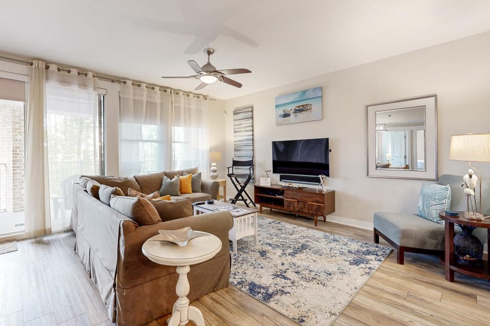 Spacious condo with bay views renovated pool hot tub & beach access House in Miramar Beach