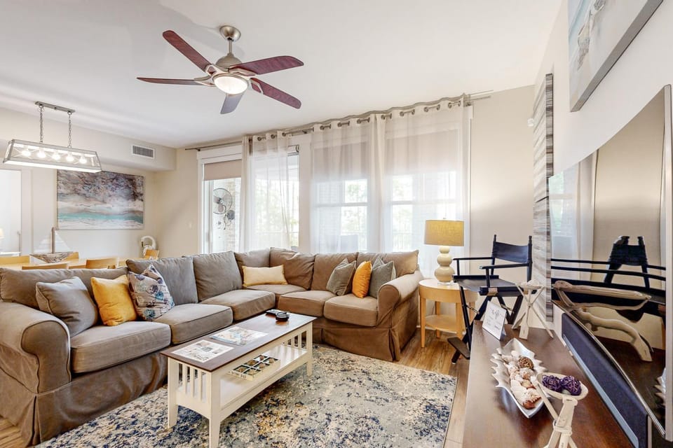 Spacious condo with bay views renovated pool hot tub & beach access House in Miramar Beach