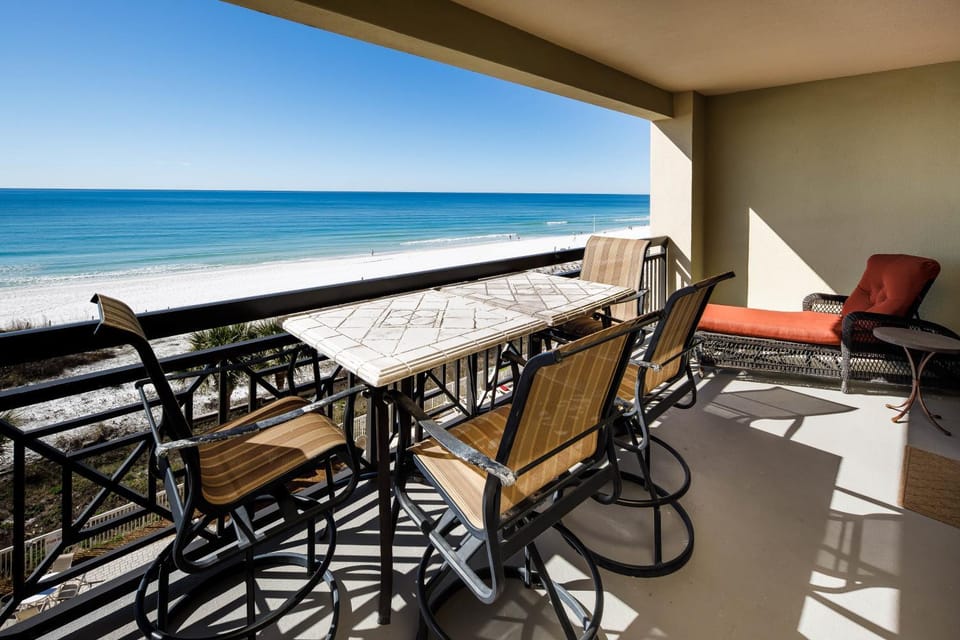 Gulf-view condo with beachfront access pool hot tub gym AC & washer&dryer House in Okaloosa Island