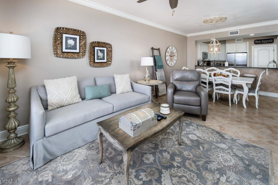 Gulf-view condo with beachfront access pool hot tub gym AC & washer&dryer House in Okaloosa Island