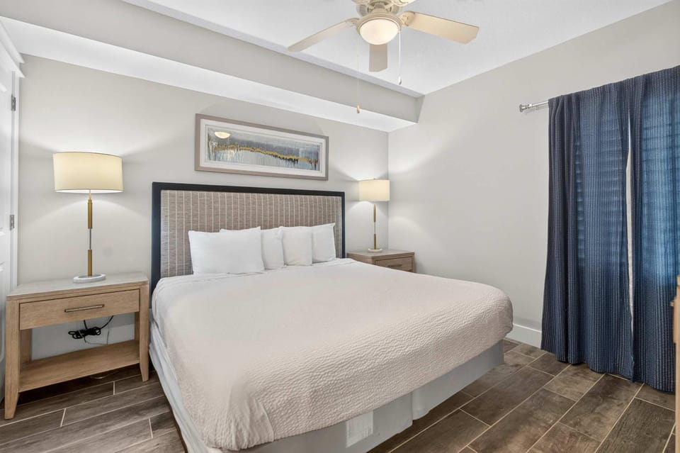 Luxurious first-floor condo with hot tub heated outdoor pool - near entertainment House in Okaloosa Island
