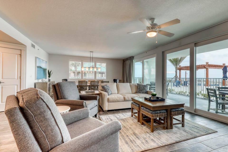 Luxurious first-floor condo with hot tub heated outdoor pool - near entertainment House in Okaloosa Island