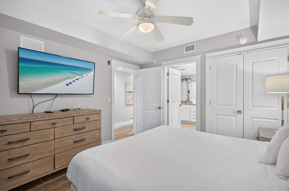 Luxurious first-floor condo with hot tub heated outdoor pool - near entertainment House in Okaloosa Island