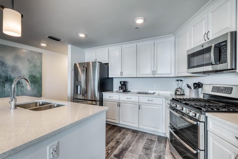Luxurious first-floor condo with hot tub heated outdoor pool - near entertainment House in Okaloosa Island