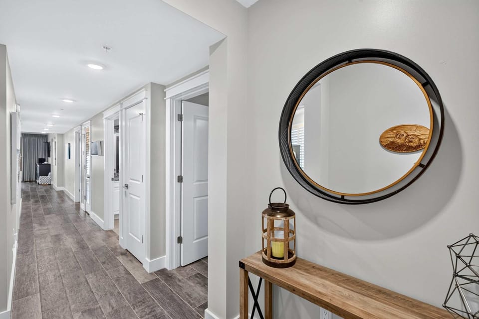 Luxurious first-floor condo with hot tub heated outdoor pool - near entertainment House in Okaloosa Island