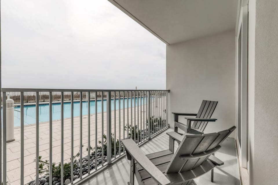 Luxurious first-floor condo with hot tub heated outdoor pool - near entertainment House in Okaloosa Island