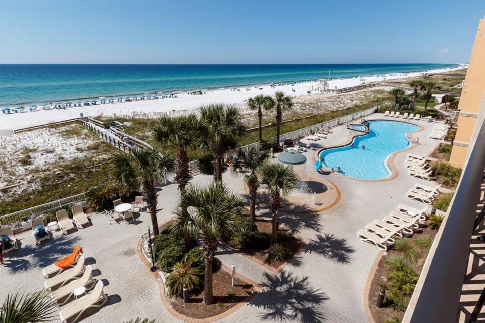 Fifth Floor Azure Condo with Shared Pool & Hot Tub Ocean View W&D and Fast WiFi House in Okaloosa Island