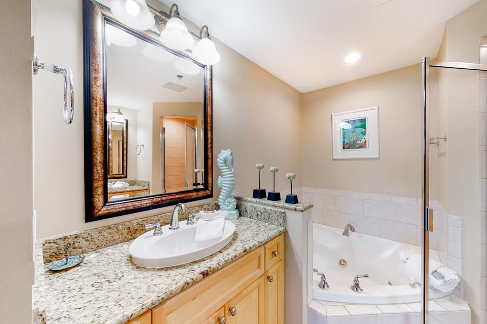 Fifth Floor Azure Condo with Shared Pool & Hot Tub Ocean View W&D and Fast WiFi House in Okaloosa Island